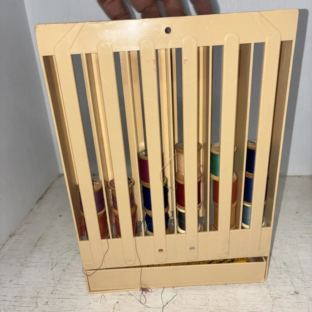 Vintage Plastic Thread Holder With 21 Vtg Small Spools Of Thread (coats, Clark)